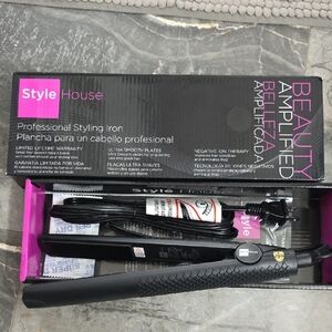 Dual Voltage New In Box Black Styling Iron